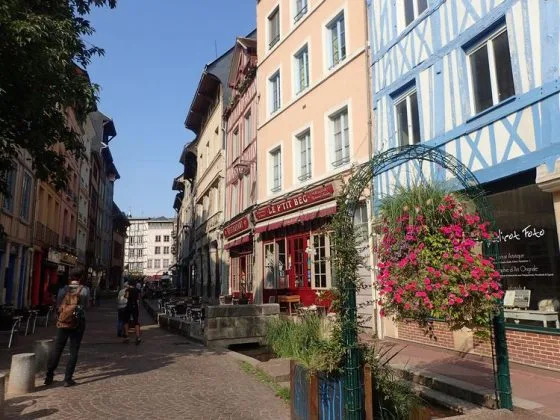 La rue Eau de Robec avec son cours d'eau et ses restaurants