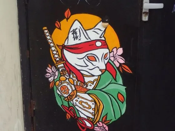 Petite œuvre urbaine dans les rues de Rouen, représentant un chat samouraï